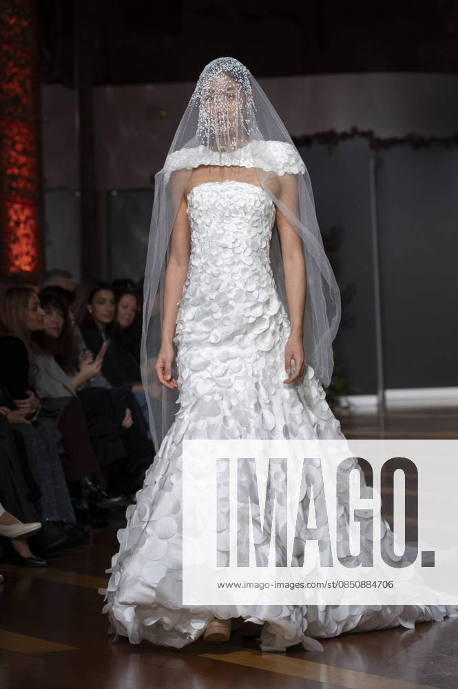 Telier Couture Fashion Week Madrid in Spain - 17 Mar 2026 A model walks the runway wearing a design by atelier couture during Fashion Week de Madrid in Fabric de Tapices. Madrid Spain