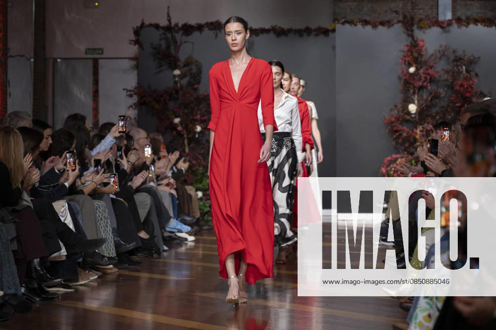 Telier Couture Fashion Week Madrid in Spain - 17 Mar 2026 A model walks the runway wearing a design by atelier couture during Fashion Week de Madrid in Fabric de Tapices. Madrid Spain