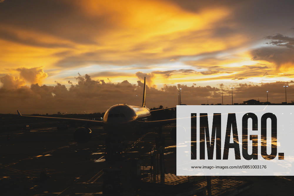 IMAGO Creative, Jahreszeit Sommer, Regen, Sommerregen Heavy Cargo Plane in Miami at sunset Miami, Florida, United States R_JUAR260317-1984346-01