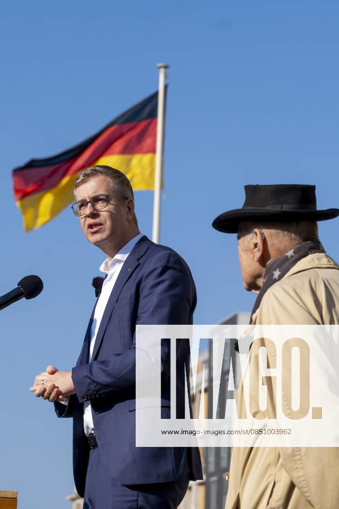 Celebration of the March 18 Germany campaign, Berlin, 18 03 2026, Mayor and Senator for Finance Stefan Evers, on the right initiator Volker Schröter, Brandenburg Gate, Â