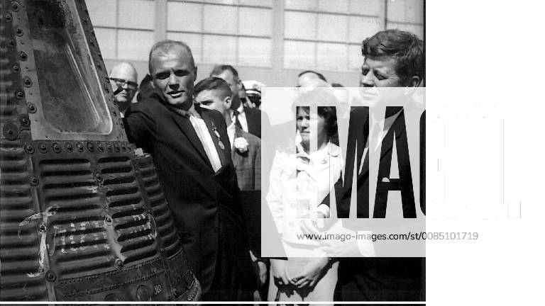 CAPE CANAVERAL ---- LT.-COL. JOHN GLENN SHOWING PRESIDENT KENNEDY THE MERCURY CAPSULE FRIENDSHIP 7 IN WHICH HE MADE THREE ORBITS OF THE EARTH , AT CAP CANAVERAL, FLORIDA, YESTERDAY. THE ASTRONAUT IS SEEN WEARING THE NATIONAL AERONAUTICS AND SPACE ADMINISTRATION S DISTINGUISHED SERVICE MEDAL WHICH THE PRESIDENT HAD JUST PRESENTED TO HIM. LOOKING ON ARE THE ASTRONAUT S CHILDREN LYN (14) AND DAVID (16). .JEP WST BELGA. x301635x