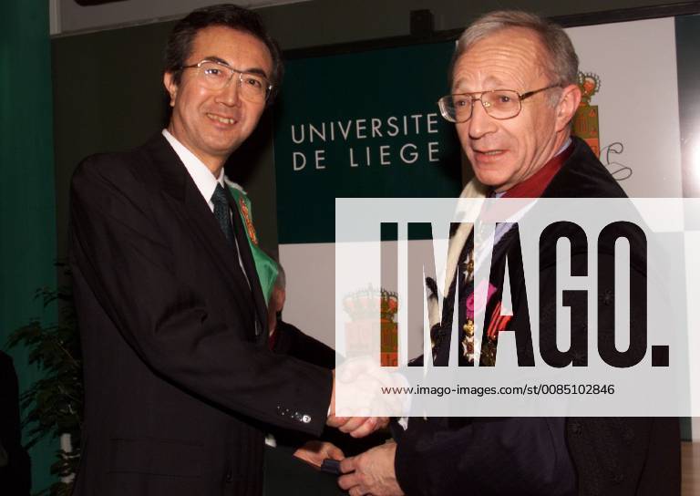 Bru051 - 26NOV98 - Liege,Belgium: The Japan Professor Kumiharu SHIGEHARA (l) seen receiving the decorations of the Doctors Honoris Causa of the University of Liege by the rector Willy Legros this afternoon in Liege. Belga photo stri vdb. x311367x