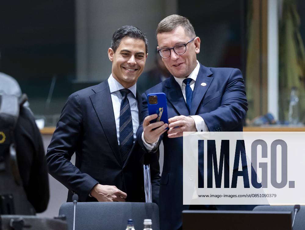 BRUSSELS - Estonian Prime Minister Kristen Michal takes a selfie with Prime Minister Rob Jetten during the European summit. The leaders of the EU countries are meeting in Brussels. They are discussing the situation in the Middle East and the joint EU response, including policy on energy prices. REMKO DE WAAL ANP netherlands out - belgium out