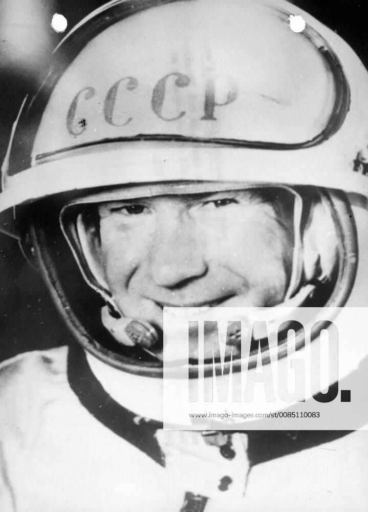 - Five years ago, the 18 03 1965, in the flight Voskhod II , the sovietic cosmonaut Alexei Leonov went outside his capsule and walked in space. The picture is a portrait of Alexei Leonov. ARCHIVES x34475976x