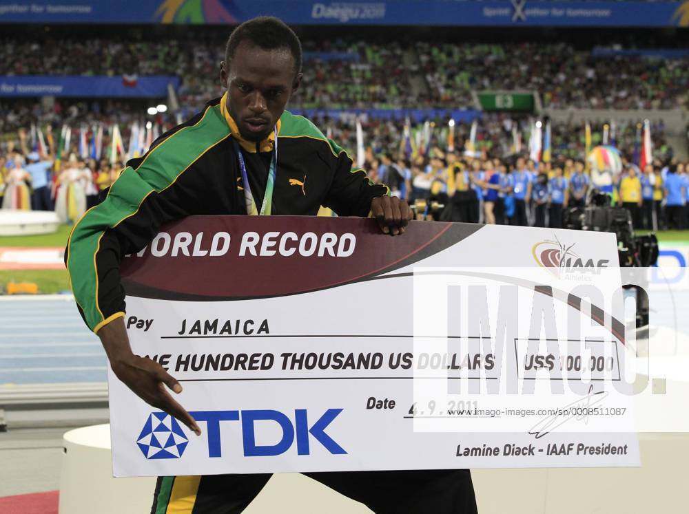 IAAF World Championships Daegu 2011 - Usain Bolt, mit 100000 Dollar Scheck für den Weltrekord mit der Jamaikanischen 4x100m Staffel