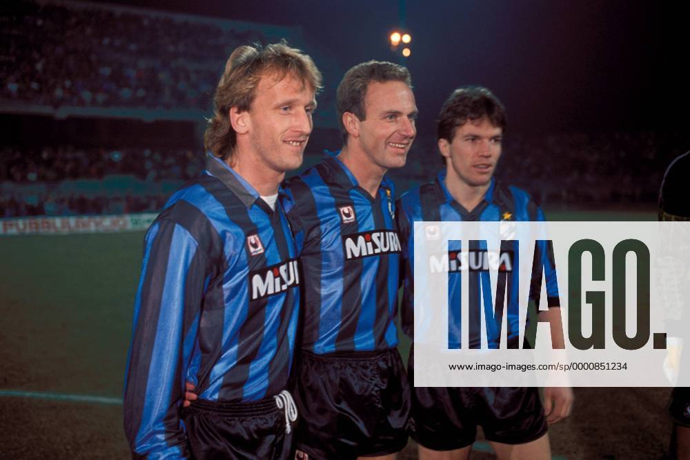Der ehemalige Inter-Spieler Karl-Heinz Rummenigge (Mitte) hat sich für das Gruppenbild mit Andreas Brehme (li.) und Lothar Matthäus noch einmal das Vereinstrikot übergestreift Fußball Herren Serie A 1988 1989, 1. Italienische Liga, Internazionale Mailand, Gruppe Aufnahmedatum geschätzt