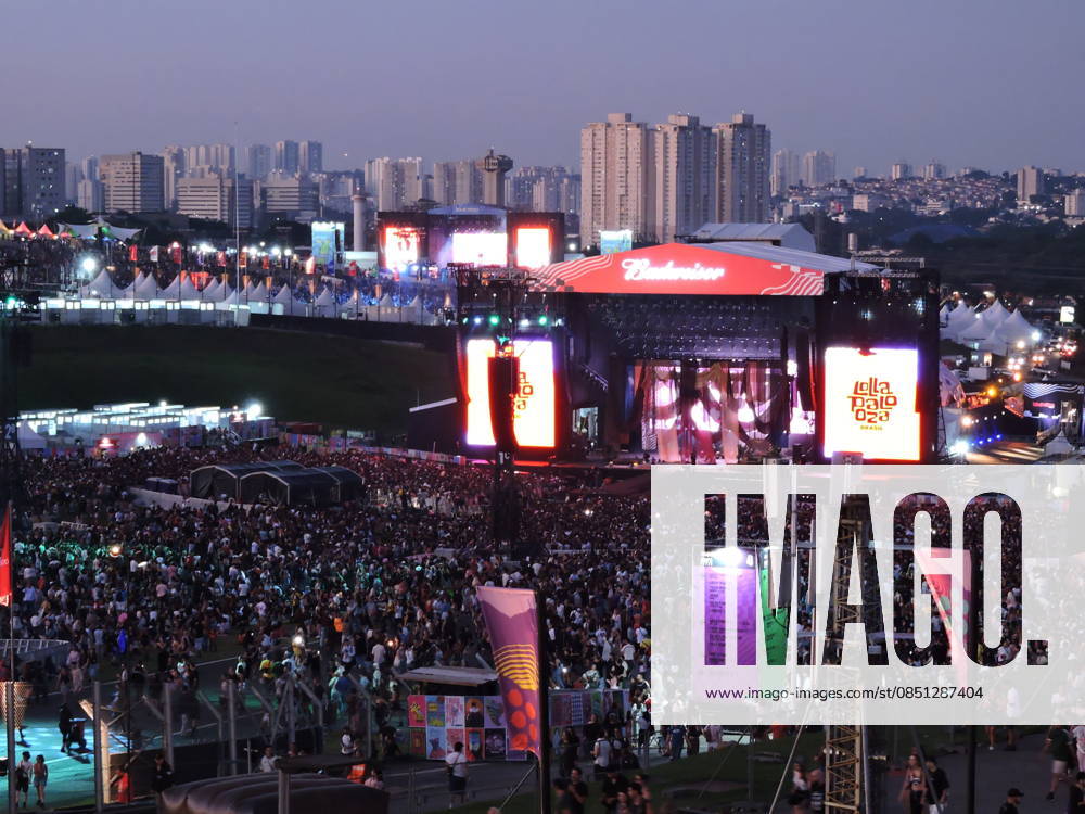 Lollapalooza movement Sao Paulo (SP), March 20, 2026 - Culture Shows Festival - Crowd movement around the stages and lounge in the late afternoon of the first day of the Lollapalooza festival at the Interlagos racetrack in the southern zone of Sao Paulo. This Friday, March 20, 2026 (Foto: Leandro Chemalle Thenews2 imago images) Lollapalooza movement