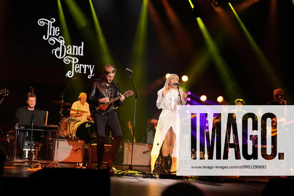 NASHVILLE, TENNESSEE - March 20: Johnny Costello and Kimberly Perry of The Band Perry performs at the Big Machine Label Group lunch and performance during CRS 2026 at Omni Nashville Hotel on March 20, 2026 in Nashville, Tennessee. Credit: AdMedia. USA - ZUMAa123 20260320_zaa_a123_288