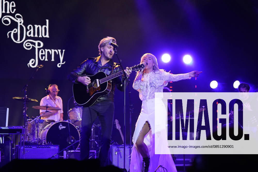 NASHVILLE, TENNESSEE - March 20: Johnny Costello and Kimberly Perry of The Band Perry performs at the Big Machine Label Group lunch and performance during CRS 2026 at Omni Nashville Hotel on March 20, 2026 in Nashville, Tennessee. Credit: AdMedia. USA - ZUMAa123 20260320_zaa_a123_332