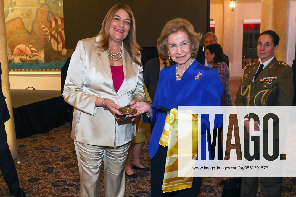 Miami Dade College President Madeline Pumariega (L) presents a medal to Queen Sofia of Spain (R) during the event Florida, Cuba and the Caribbean in the American Revolution at the Freedom Tower in Miami, Florida, USA, 20 March 2026. Queen Sofia of Spain inaugurated America&Spain250 in Miami, an academic initiative commemorating the 250th anniversary of the founding of the United States and highlighting Spain s contributions to the American Revolution and the shared history between the two countries, as part of her three-day visit to Florida. Queen Sofia inaugurates America&Spain250 in Miami to celebrate the 250th anniversary of the USA !ACHTUNG: NUR REDAKTIONELLE NUTZUNG!