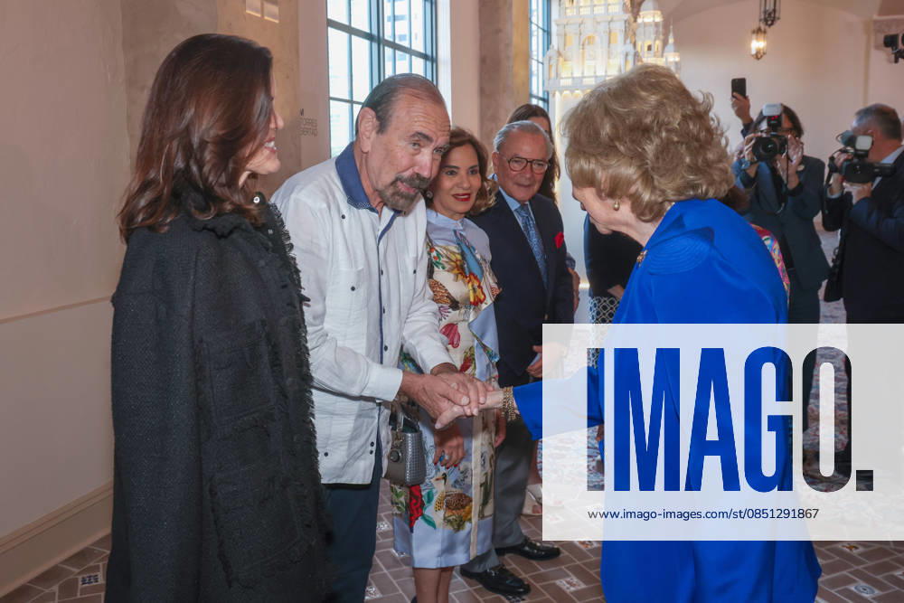 Queen Sofia of Spain greets real estate entrepreneur and philanthropist Jorge Perez and his wife, Darlene Perez (L), upon their arrival to the event Florida, Cuba and the Caribbean in the American Revolution at the Freedom Tower in Miami, Florida, USA, 20 March 2026. Queen Sofia of Spain inaugurated America&Spain250 in Miami, an academic initiative commemorating the 250th anniversary of the founding of the United States and highlighting Spain s contributions to the American Revolution and the shared history between the two countries, as part of her three-day visit to Florida. Queen Sofia inaugurates America&Spain250 in Miami to celebrate the 250th anniversary of the USA !ACHTUNG: NUR REDAKTIONELLE NUTZUNG!