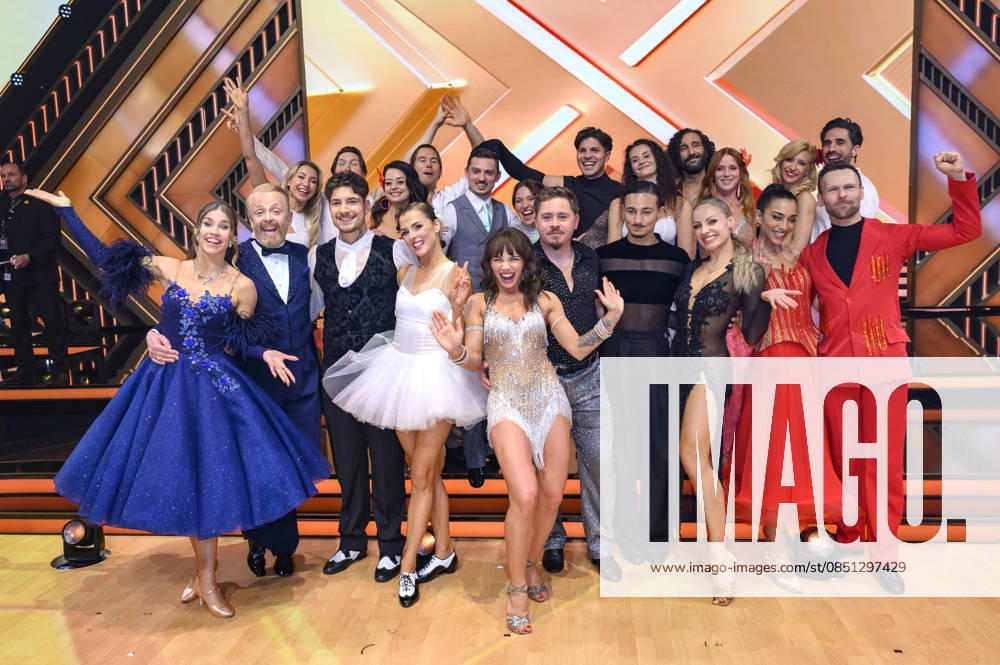 Mariia Maksina, Ross Antony, Anna Carina Woitschack, Evgeny Vinokurov, Willi Banner, Malika Dzumaev, Patricija Ionel, Joel Mattli, Zsolt Sandor Cseke, Anastasia Maruster, Bianca Heinicke, Gustav Schäfer, Alexandru Ionel, Betty Taube, Milano, Massimo Sinato, Marta Arndt, Esther Schwe Foto:xW.xRanderathx xFuturexImagex lets_dance2003_6517
