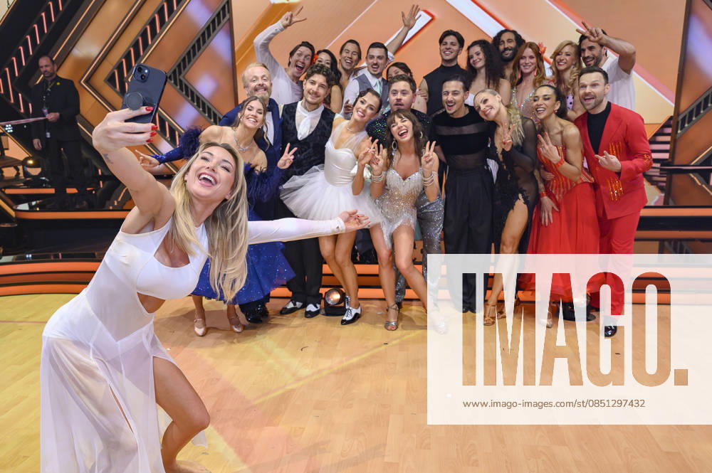 Anna Carina Woitschack, Mariia Maksina, Ross Antony, Evgeny Vinokurov, Willi Banner, Malika Dzumaev, Patricija Ionel, Joel Mattli, Zsolt Sandor Cseke, Anastasia Maruster, Bianca Heinicke, Gustav Schäfer, Alexandru Ionel, Betty Taube, Milano, Massimo Sinato, Marta Arndt, Esther Schwe Foto:xW.xRanderathx xFuturexImagex lets_dance2003_6520