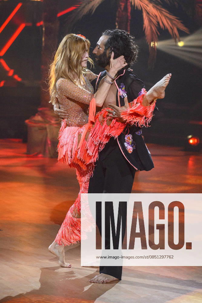 Esther Schweins with Massimo Sinato in the third live show of the 19th season of the RTL dance show Let s Dance at the MMC Coloneum Cologne, 20 03 2026 Foto:xW.xRanderathx xFuturexImagex lets_dance2003_6606