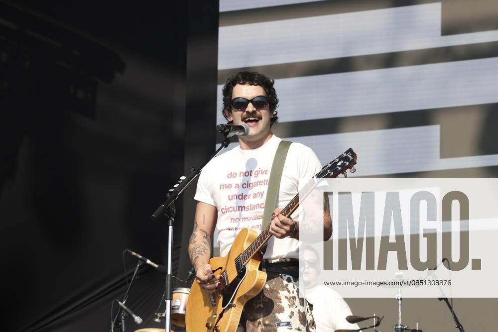 The band Foto em Grupo will perform at Lollapalooza Brazil 2026 in Sao Paulo. Sao Paulo (SP), March 21, 2026 Lollapalooza Brazil Show Jadsa The band Foto em Grupo performs during the second day of the Lollapalooza Brazil festival, and features the participation of singer Ana Caetano from the duo Anavitoria, held at the Interlagos racetrack, in the southern zone of the Sao Paulo capital. The event brings together national and international artists in three days of shows and musical attractions. (Foto: Leco Viana Thenews2 imago images) The band Foto em Grupo will perform at Lollapalooza Brazil 2026 in Sao Paulo.
