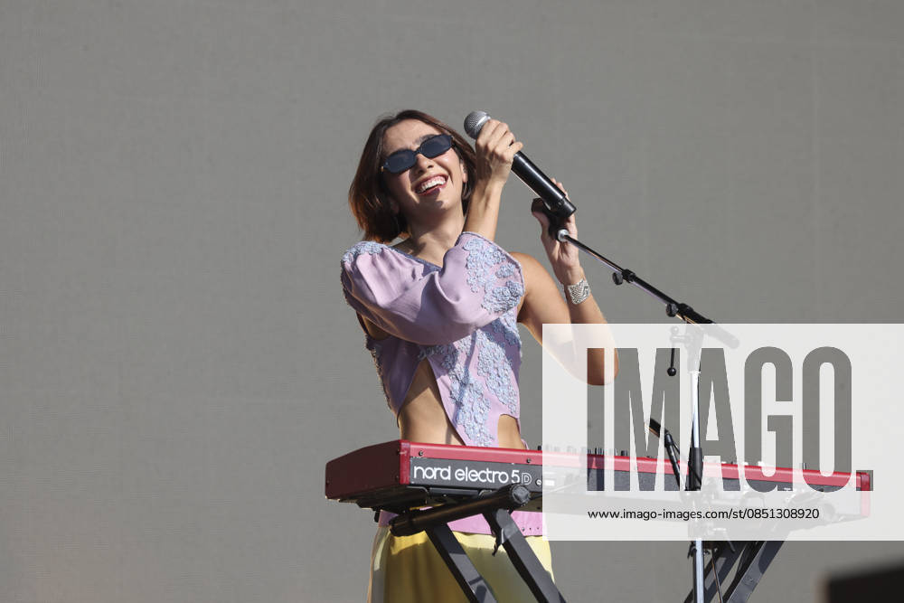 The band Foto em Grupo will perform at Lollapalooza Brazil 2026 in Sao Paulo. Sao Paulo (SP), March 21, 2026 Lollapalooza Brazil Show Jadsa Ana Caetano from the duo Anavitoria during her participation in the band s show. Group photo during the second day of the Lollapalooza Brazil festival, held at the Interlagos racetrack, in the southern zone of the Sao Paulo capital. The event brings together national and international artists in three days of shows and musical attractions. (Foto: Leco Viana Thenews2 imago images) The band Foto em Grupo will perform at Lollapalooza Brazil 2026 in Sao Paulo.