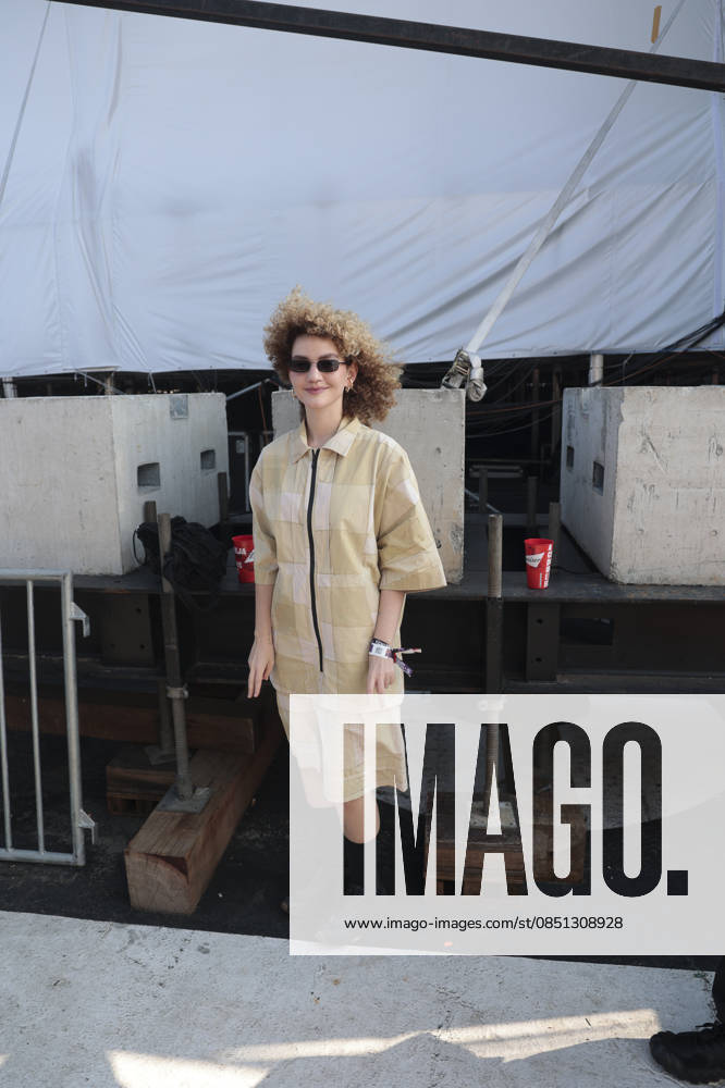 The band Foto em Grupo will perform at Lollapalooza Brazil 2026 in Sao Paulo. Sao Paulo (SP), March 21, 2026 Lollapalooza Brazil Show Jadsa Singer Vitoria Falcao enjoys the show of the band Foto em Grupo, which performed during the second day of the Lollapalooza Brazil festival, and featured singer Ana Caetano from the duo Anavitoria, held at the Interlagos racetrack, in the southern zone of the Sao Paulo capital. The event brings together national and international artists in three days of shows and musical attractions. (Foto: Leco Viana Thenews2 imago images) The band Foto em Grupo will perform at Lollapalooza Brazil 2026 in Sao Paulo.