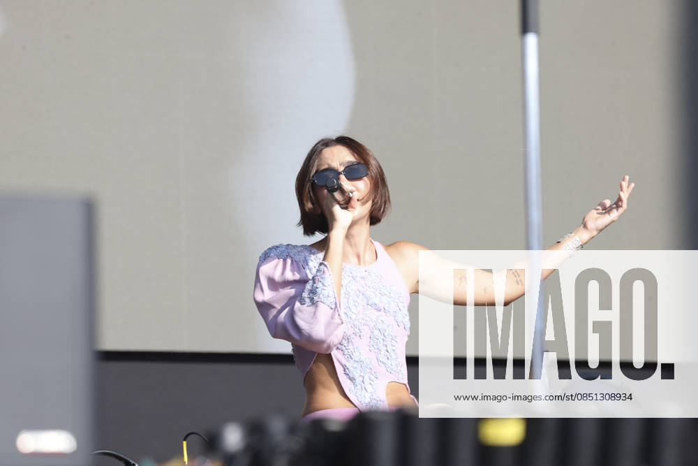 The band Foto em Grupo will perform at Lollapalooza Brazil 2026 in Sao Paulo. Sao Paulo (SP), March 21, 2026 Lollapalooza Brazil Show Jadsa Ana Caetano from the duo Anavitoria during her participation in the band s show. Group photo during the second day of the Lollapalooza Brazil festival, held at the Interlagos racetrack, in the southern zone of the Sao Paulo capital. The event brings together national and international artists in three days of shows and musical attractions. (Foto: Leco Viana Thenews2 imago images) The band Foto em Grupo will perform at Lollapalooza Brazil 2026 in Sao Paulo.