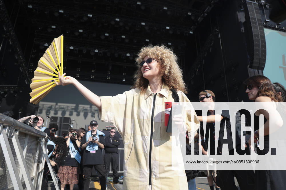 The band Foto em Grupo will perform at Lollapalooza Brazil 2026 in Sao Paulo. Sao Paulo (SP), March 21, 2026 Lollapalooza Brazil Show Jadsa Singer Vitoria Falcao enjoys the show of the band Foto em Grupo, which performed during the second day of the Lollapalooza Brazil festival, and featured singer Ana Caetano from the duo Anavitoria, held at the Interlagos racetrack, in the southern zone of the Sao Paulo capital. The event brings together national and international artists in three days of shows and musical attractions. (Foto: Leco Viana Thenews2 imago images) The band Foto em Grupo will perform at Lollapalooza Brazil 2026 in Sao Paulo.