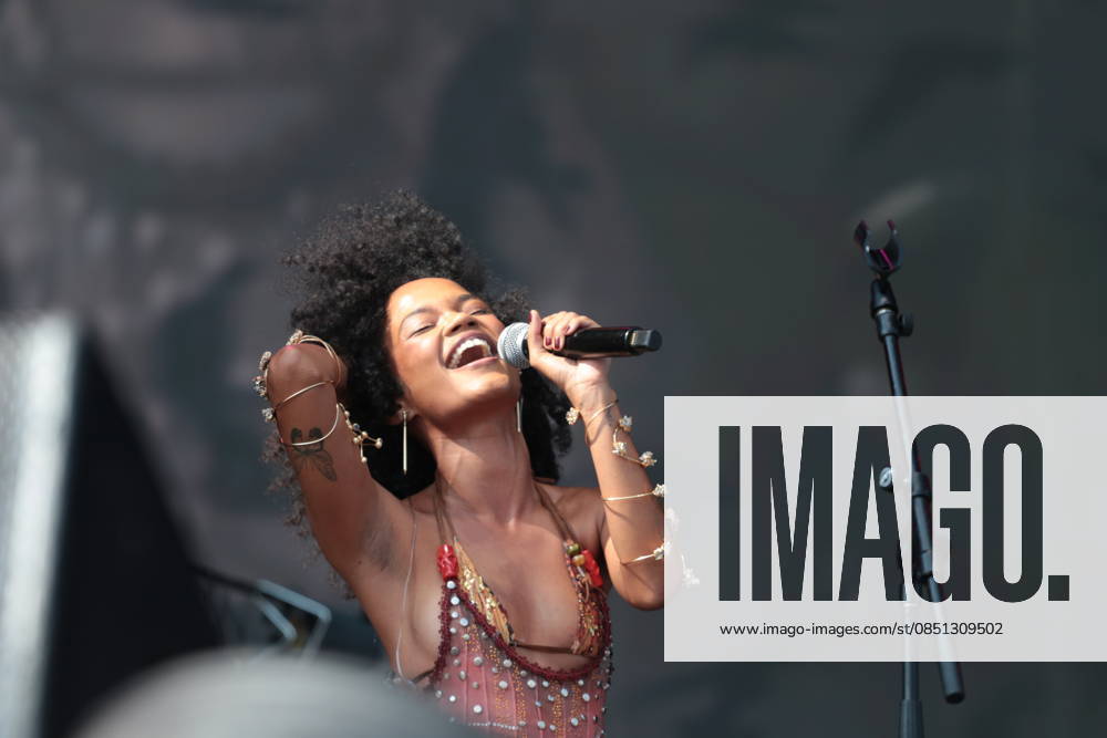 SaO PAULO, SP - 21.03.2026: LOLLAPALOOZA BRASIL 2026 - Paraiba singer Agnes Nunes takes to the Budweiser stage at Lollapalooza 2026 in the early afternoon of this Saturday (21), at the Interlagos racetrack, in the south of Sao Paulo. The festival brings together national and international acts in yet another edition in the capital of Sao Paulo. x2909401x AngÃ licaxAlves