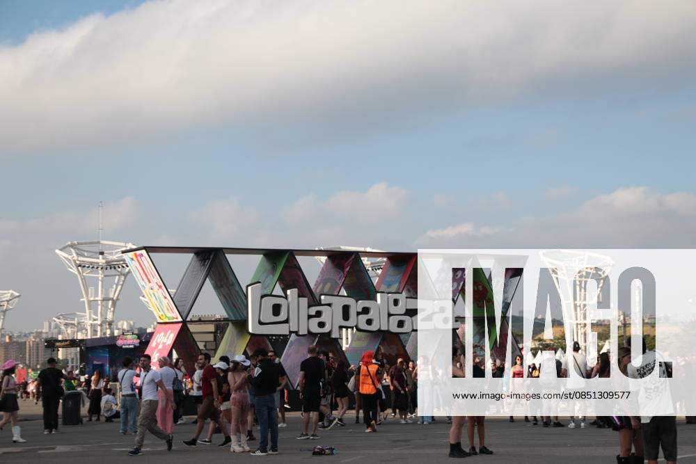 SaO PAULO, SP - 21.03.2026: LOLLAPALOOZA BRASIL 2026 - Arrival of the public at Lollapalooza 2026 at the end of the afternoon this Saturday (21), at the Interlagos racetrack, in the south of Sao Paulo. x2909407x AngÃ licaxAlves