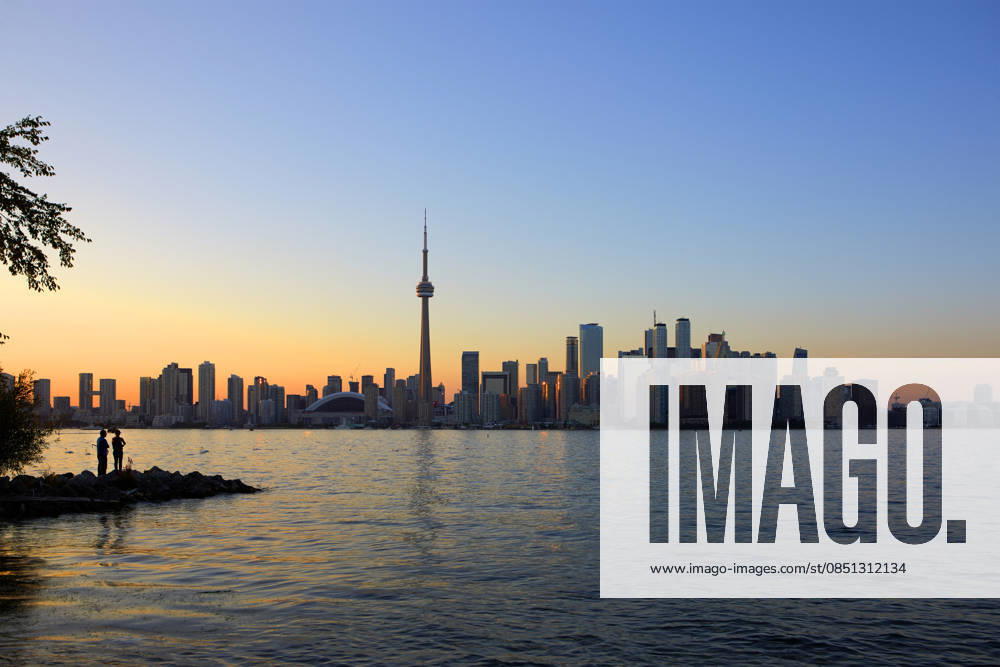 Toronto mit dem berühmten CN Tower, Ontario, Kanada Vittorio Emanuele Gallery in Milan, Italy (License=RF)