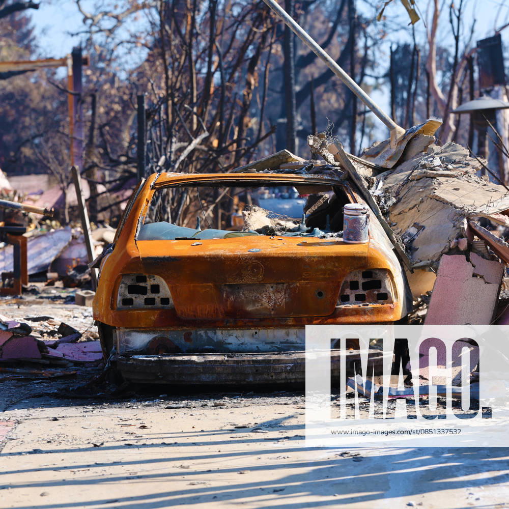 Burnt car in its driveway. Pacific Palisades USA - ZUMAm30_ 20250202_zaf_m30_001