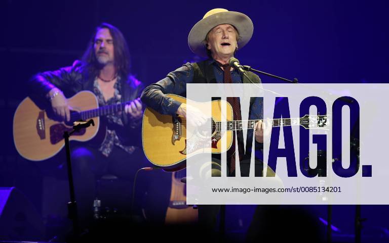 Marius Mueller Westernhagen MTV Unplugged Tour Singer Marius Mueller Westernhagen and bassist Jack Daley at the MTV Unplugged Tour concert by Marius Mueller Westernhagen at the Mercedes Benz Arena in Berlin on 24.08.208 Berlin Berlin Germany Mercedes Benz Arena