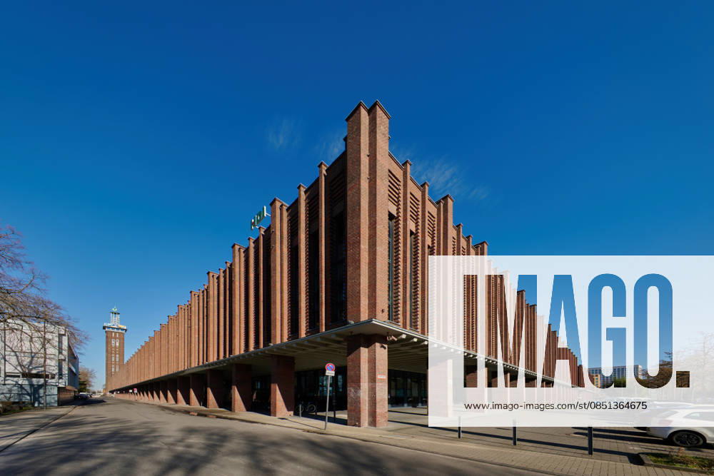 Moderne Backsteinarchitektur der Rheinhallen in Köln Geometrische Backsteinfassade der ehemaligen Kölner Messehallen, heute RTL-Zentrale. Weitwinkel-Architekturfotografie bei blauem Himmel. (License=RF)