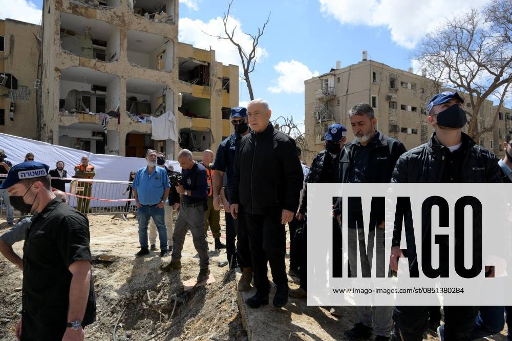 Netanyahu inspects missile strike site in Arad ARAD, ISRAEL - MARCH 22: (---- – MANDATORY CREDIT - AVI OHAYON GPO HANDOUT - NO MARKETING NO ADVERTISING CAMPAIGNS - DISTRIBUTED AS A SERVICE TO CLIENTS----) Israeli Prime Minister Benjamin Netanyahu inspects damage at a site hit by a missile during an Iranian retaliatory attack in Arad, Israel, on March 22, 2026. Avi Ohayon GPO Handout Anadolu Arad Israel. Editorial use only. Please get in touch for any other usage.