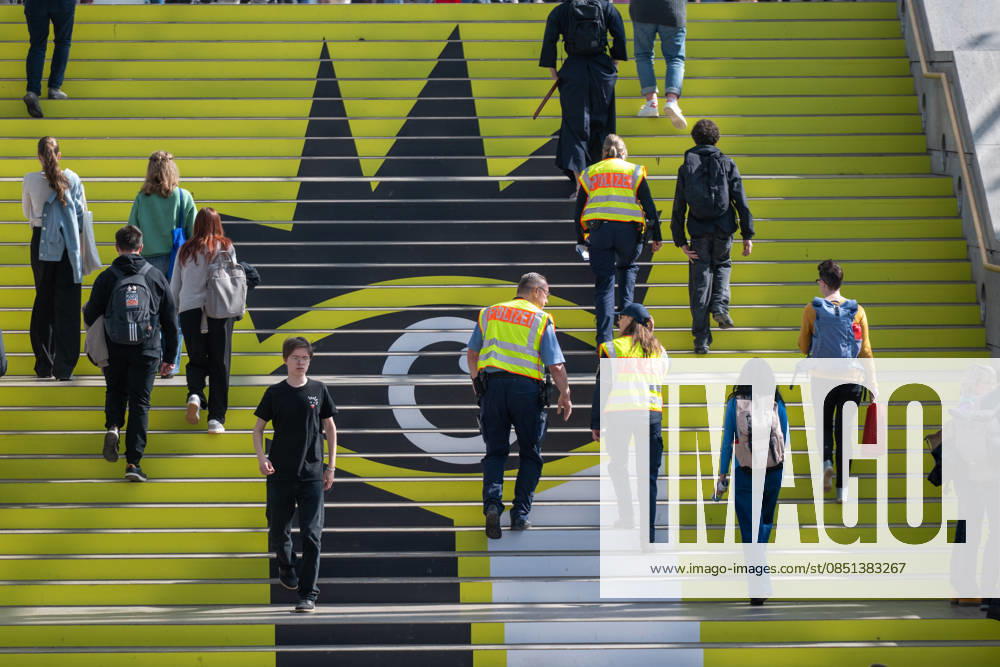 Leipzig - Volle Hallen zum letzten Messetag: Abschluss auf der Leipziger Buchmesse 22.03.2026¨Leipzig, Messe-Allee (Leipziger Messe) im Foto: Polizei-Streife zu Fuß auf der Leipziger Buchmesse¨¨Am Sonntag hat die Leipziger Buchmesse noch einmal zahlreiche Besucher auf das Messegelände gelockt und einen lebendigen Abschluss des diesjährigen Events geboten. Besonders Familien, Literaturfans und Cosplay-Begeisterte nutzten den letzten Messetag, um durch die Hallen zu schlendern, Neuerscheinungen zu entdecken und Autorinnen und Autoren hautnah zu erleben. Neben gut besuchten Lesungen und Signierstunden stand vor allem der Austausch im Mittelpunkt: Gespräche über aktuelle gesellschaftliche Themen, neue Buchtrends und die Zukunft der