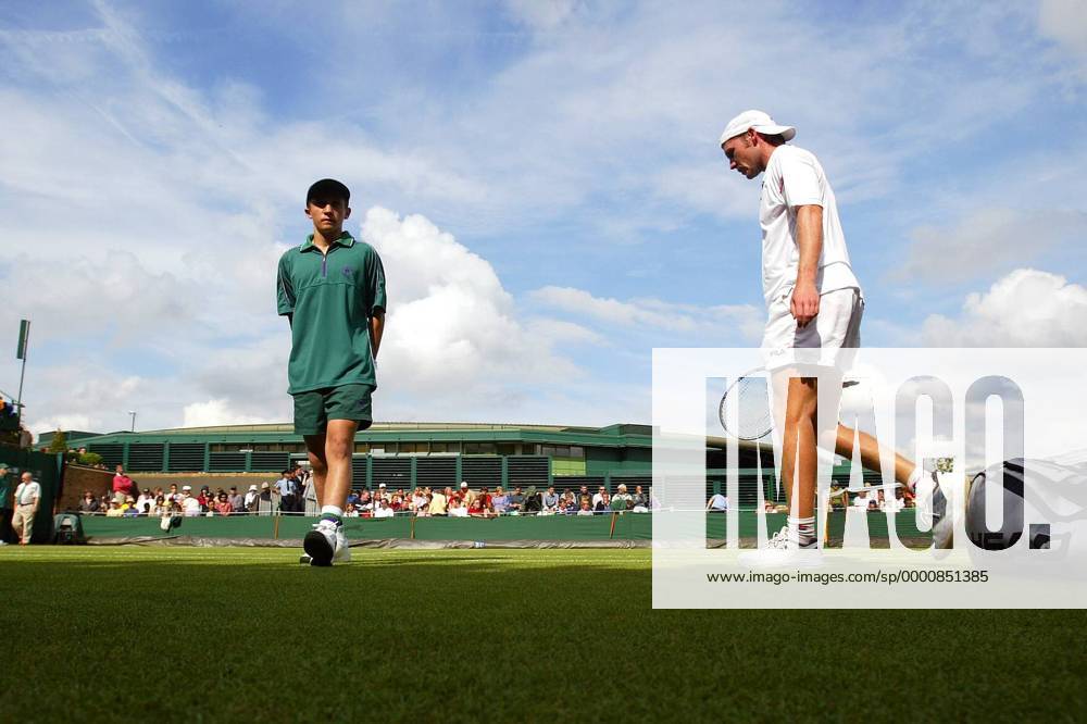 Rainer Schüttler (re., Deutschland) geht zurück auf seinen Platz Tennis Herren All England Championships 2003, Grand Slam, ATP-Tour, Rasen, Rasenplatz, Rasentennis, Rasenturnier, Totale Wimbledon London