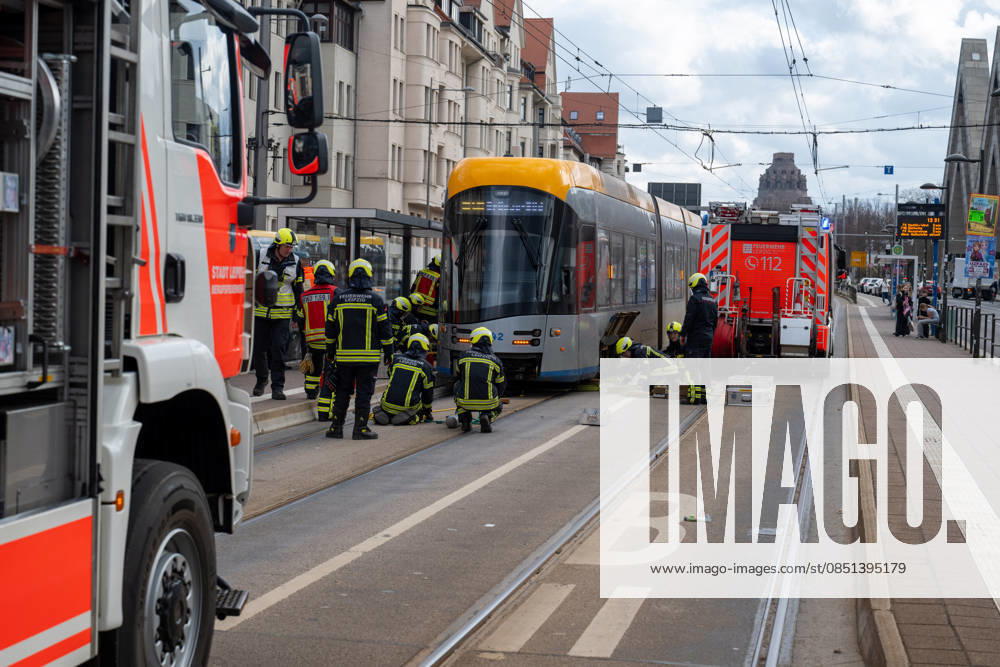 Leipzig - Feuerwehr muss Straßenbahn anheben: Passant unter Tram eingeklemmt, verletzt 11.03.2026 gegen 13.10 Uhr Leipzig Reudnitz-Thonberg, Prager Straße (Haltestelle Alte Messe ) Zu einem Unfall kam es am Mittwochmittag an der Haltestelle Alte Messe im Leipziger Südosten. Nach ersten Angaben der Feuerwehr wurde gegen 13.10 Uhr ein Mann zwischen der Haltestelle und der Straßenbahn der LVB eingeklemmt. Daraufhin rückte die Feuerwehr an und musste die Straßenbahn anheben, um den Fuß darunter zu befreien. Mit hydraulischem Gerät gelang dies. Der Mann wurde vom Rettungsdienst vor Ort medizinisch betreut und anschließend mit schweren Verletzungen in ein Krankenhaus gebracht. In der Bahn wurde niemand verletzt. Die Polizei hat die E