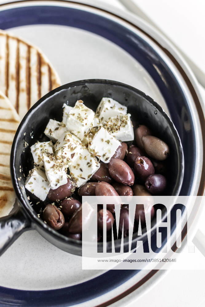 Tapas-Snack mit marinierten Oliven und Feta-Käse in einem Restaurant im Freien auf Mykonos, Griechenland marinated olives and feta cheese mediterranean tapas snack at outdoor restaurant in mykonos greece (License=RF)