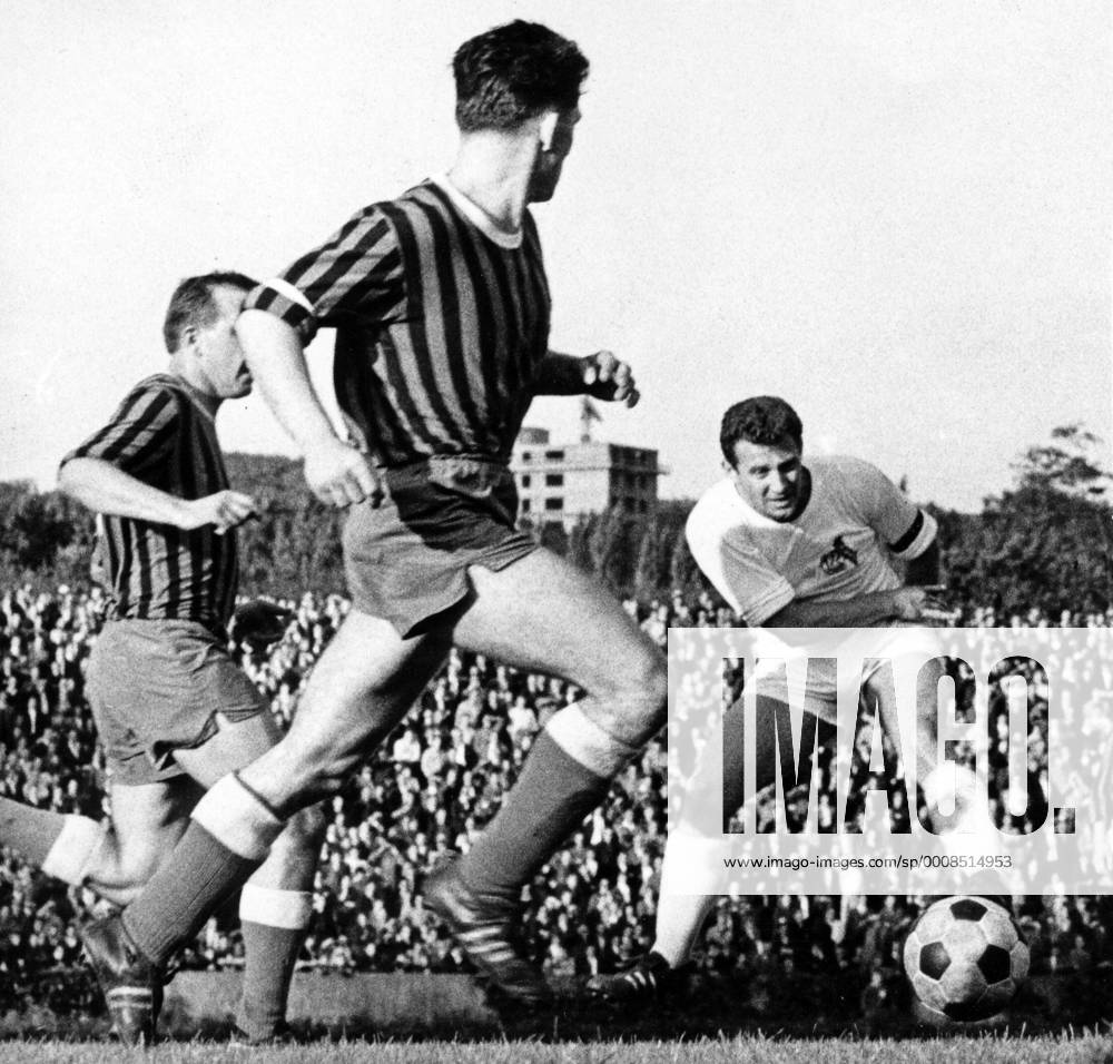 Hans Schäfer (1. FC Köln, re.) gegen Manfred Klein (li.) und Horst Remark (beide 1. FC Saarbrücken) Fussball Aktion