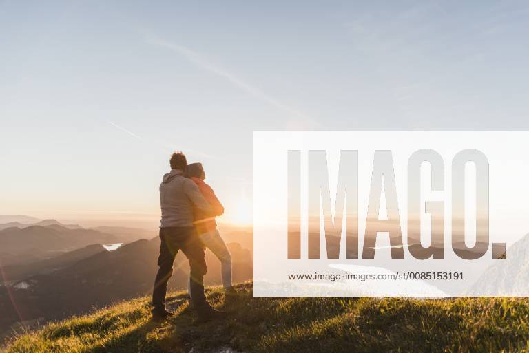 Austria, Salzkammergut, Couple standing on mountain summit, enjoying the view model released Symbolfoto UUF11047
