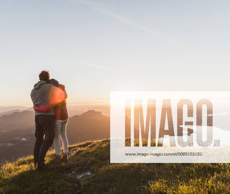 Austria, Salzkammergut, Couple standing on mountain summit, enjoying the view model released Symbolfoto UUF11049