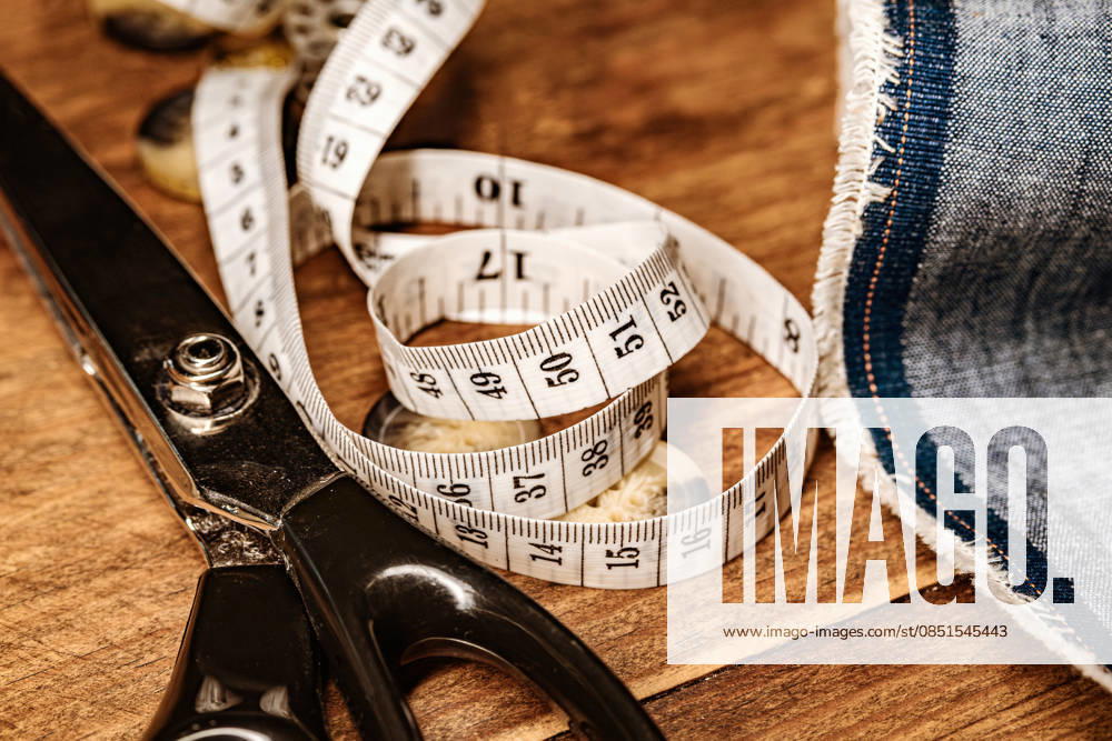 IMAGO Creative, Lifestyle, Freizeit, Hobby, Handarbeit, Nähen #2 Scissors fabric measuring tape and button for sewing on wooden table, VLF00039