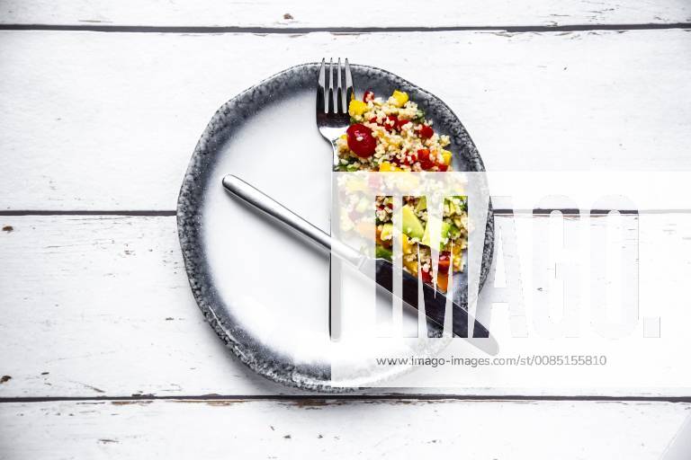 Bulgar salad on round plate, symbol for intermittent fasting SARF03844