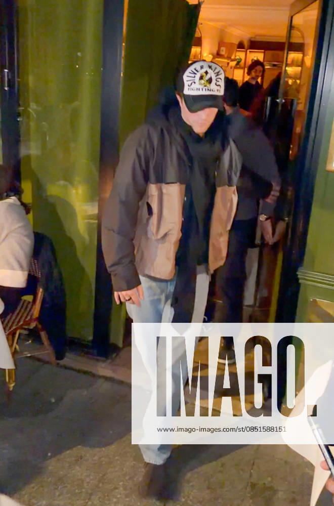 Robert Pattinson leaves the Billie restaurant after dinner with his mother Clare in Paris on 23 March 2026 Yehiel Chekroune Bestimage Robert Pattinson leaves the Billie restaurant after dinner with his mother Clare in Paris on 23 March 2026 Paris France