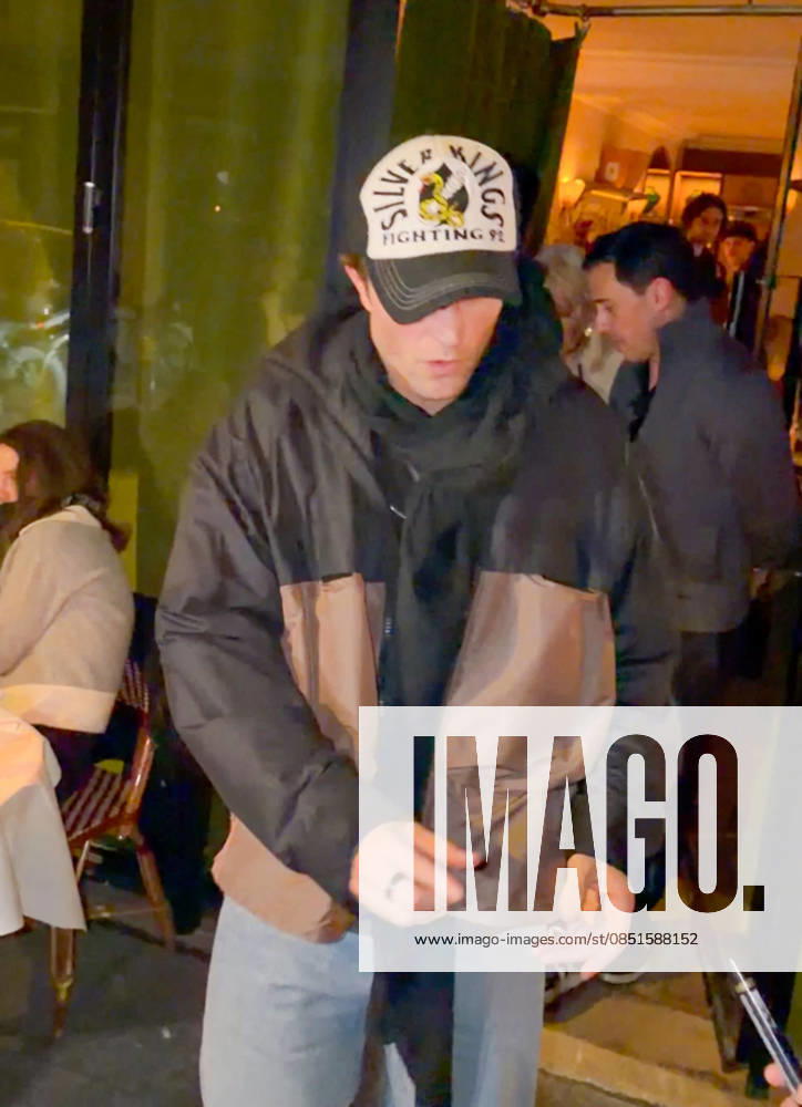 Robert Pattinson leaves the Billie restaurant after dinner with his mother Clare in Paris on 23 March 2026 Yehiel Chekroune Bestimage Robert Pattinson leaves the Billie restaurant after dinner with his mother Clare in Paris on 23 March 2026 Paris France