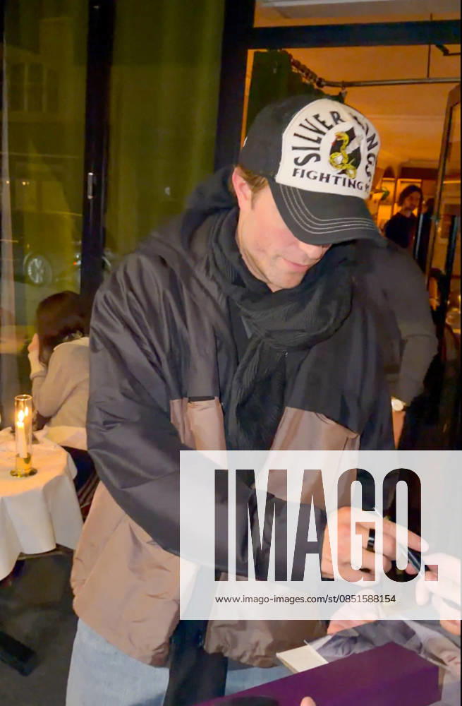 Robert Pattinson leaves the Billie restaurant after dinner with his mother Clare in Paris on 23 March 2026 Yehiel Chekroune Bestimage Robert Pattinson leaves the Billie restaurant after dinner with his mother Clare in Paris on 23 March 2026 Paris France