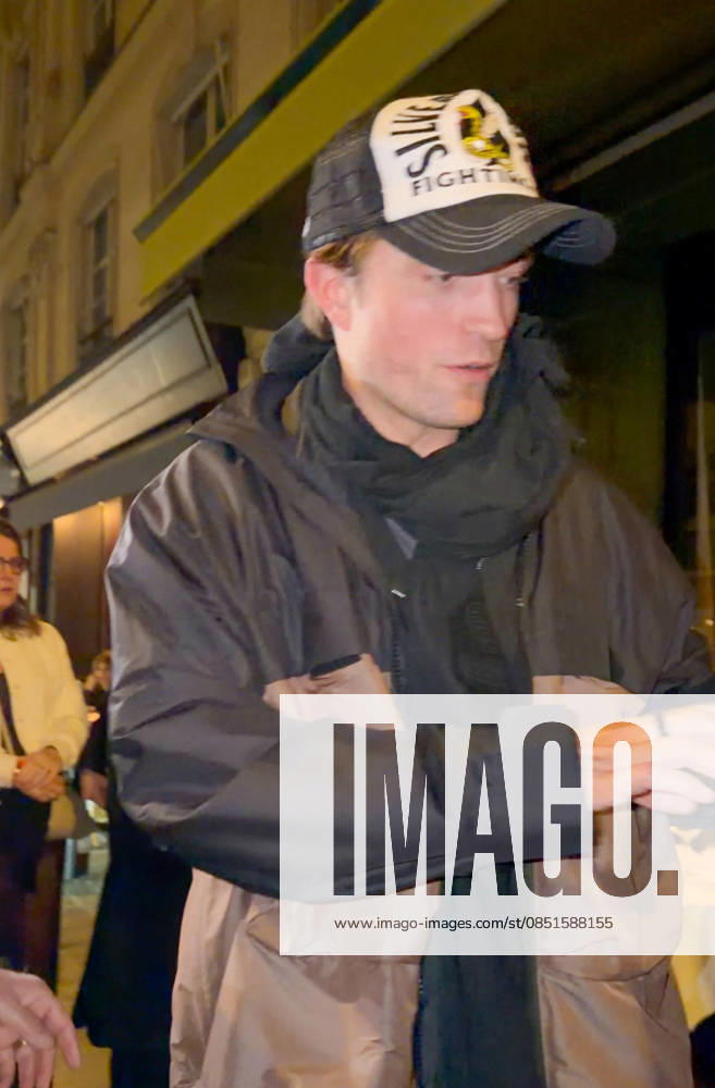 Robert Pattinson leaves the Billie restaurant after dinner with his mother Clare in Paris on 23 March 2026 Yehiel Chekroune Bestimage Robert Pattinson leaves the Billie restaurant after dinner with his mother Clare in Paris on 23 March 2026 Paris France