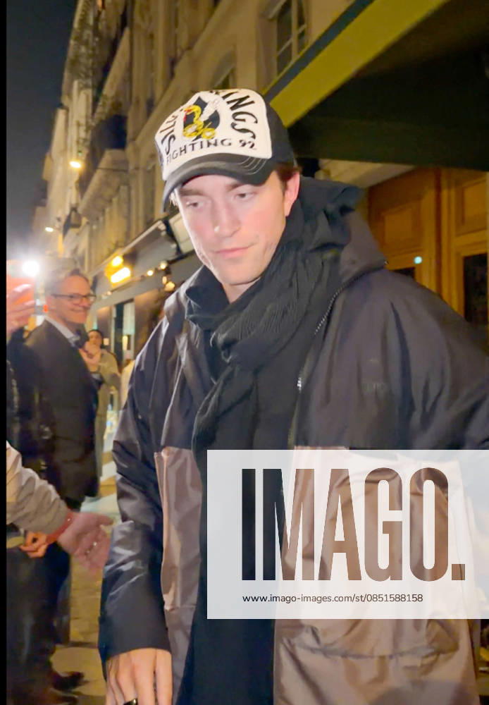 Robert Pattinson leaves the Billie restaurant after dinner with his mother Clare in Paris on 23 March 2026 Yehiel Chekroune Bestimage Robert Pattinson leaves the Billie restaurant after dinner with his mother Clare in Paris on 23 March 2026 Paris France