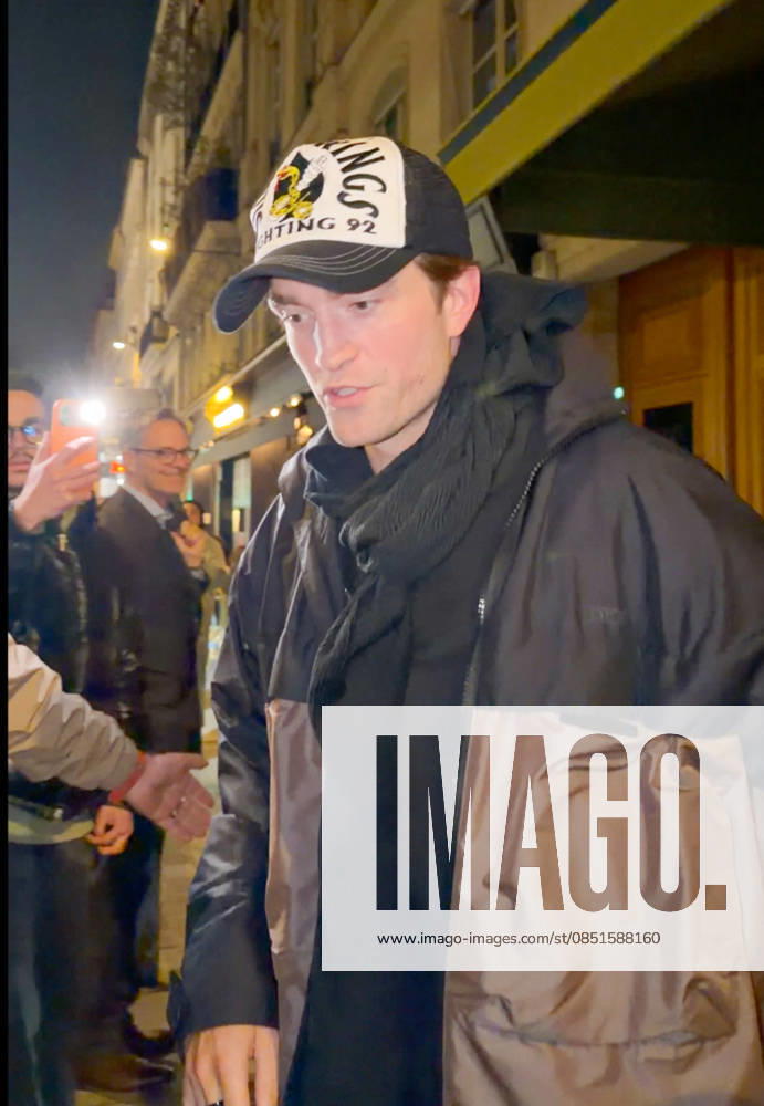 Robert Pattinson leaves the Billie restaurant after dinner with his mother Clare in Paris on 23 March 2026 Yehiel Chekroune Bestimage Robert Pattinson leaves the Billie restaurant after dinner with his mother Clare in Paris on 23 March 2026 Paris France
