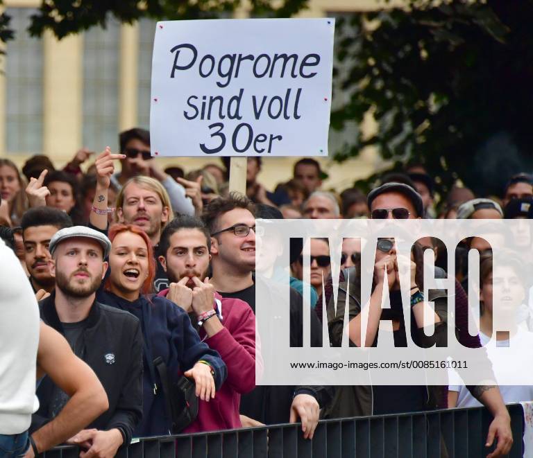 After the escalation in the night to Sunday 26 08 2018 between several persons of different nationalities on the edge of the Chemnitz city festival in which a 35 year old was killed, the alliance Chemnitz called Nazifrei to a demonstration on Monday evening 27 08 2018 The alliance protests against right collecting the slaughter offense Demo against right-wing extremists in Chemnitz