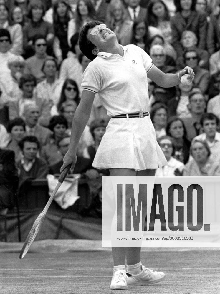 Billie Jean King. A pass that hurt. During her career, she won 12 Grand Slam singles titles, 14 Grand Slam women s doubles titles, and 11 Grand Slam mixed doubles titles. She is generally considered to be one of the greatest tennis players and female athletes in history. The Encyclopedia of Tennis page 162. !AUFNAHMEDATUM GESCHÄTZT! UnitedArchives0637914