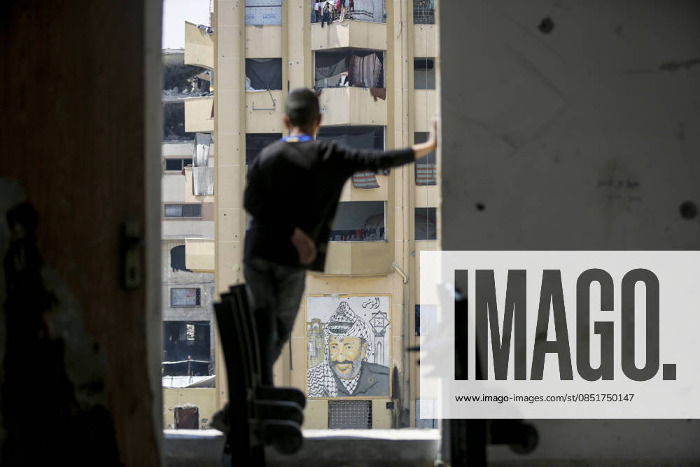 Displaced Palestinians in Gaza City have taken refuge on a university campus GAZA CITY, GAZA - MARCH 25: A man is looking out of the windowless pane of a damaged building as displaced Palestinians sheltering on the Al-Azhar University campus struggle with harsh living conditions following the destruction and bombardment caused by the war in Tel al-Hawa neighborhood of Gaza City, Gaza on March 25, 2026. Families are trying to survive in overcrowded and limited-supply temporary shelters set up on the university campus. Saeed M. M. T. Jaras Anadolu Gaza City Gaza. Editorial use only. Please get in touch for any other usage.