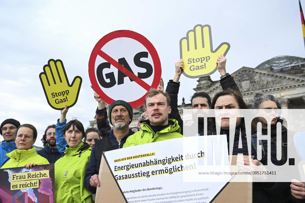 Activists call for gas phase out in front of German parliament BERLIN, GERMANY - MARCH 25: Activists gather in front of the Bundestag building holding signs calling for a phase out of gas and energy independence as they symbolically deliver an open letter to CDU CSU and SPD lawmakers in Berlin, Germany on March 25, 2026. Halil Sagirkaya Anadolu Berlin Germany. Editorial use only. Please get in touch for any other usage.
