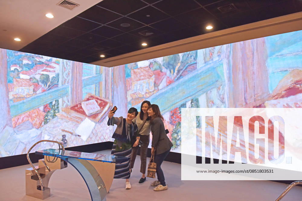 (260326) -- HONG KONG, March 26, 2026 -- Visitors take selfies at the preview of Art Basel Hong Kong 2026 at the Hong Kong Convention and Exhibition Center in south China s Hong Kong, March 25, 2026. Art Basel Hong Kong 2026 held its preview here on Wednesday, bringing together 240 galleries from 41 countries and regions. Featuring six themed sectors and programs, the fair will open to the public from Friday to Sunday. ) CHINA-HONG KONG-ART BASEL-PREVIEW (CN) ChenxDuo